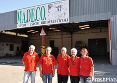 "Il 6 luglio 2012 e' stata una data importante per l'azienda MA.DE.CO., operante nel territorio di Grotte di Castro, nella Tuscia Viterbese. La giornata ha infatti rappresentato il primo giorno di raccolta della nuova coltivazione di patate blu, introdotta proprio quest'anno dall'azienda. "Delizia Blu", questo il nome dell'innovativo tubero e' stata la protagonista sia in campo, sia in una serata culinaria a tema. In foto, da sinistra: i dipendenti Raniero e Giuseppe insieme ai titolari della MA.DE.CO, papa' Giuseppe, mamma Giuliana e loro figlia Roberta Mazziantonio."