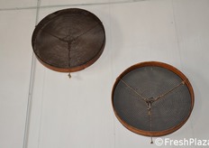 "Antichi attrezzi - detti "cifo" - che servivano, agitati con un moto circolare, ad eliminare le impurita' dai legumi dopo la raccolta."