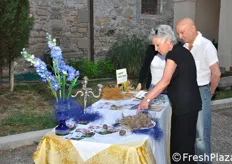 Giuliana Mazziantonio illustra all'ospite Maurizio Ferrini - noto comico cesenate - le caratteristiche della patata blu.