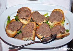 Bruschetta con fagioli bruni Amarantini dei Volsini.