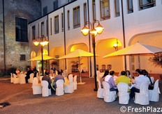 Si degusta e si fanno quattro chiacchiere.