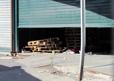 Un tempo destinati a piccole stalle per animali (nel 1943) e poi, dopo la Seconda Guerra Mondiale (nel 1945), adibiti a carcere, gli spazi della vecchia struttura acquisirono la qualificazione di mercato della frutta nel 1950, per richiesta di alcuni commercianti di agrumi; solo nell'ottobre del 1952 la struttura venne adibita a mercato ortofrutticolo all'ingrosso.