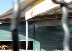 Dettaglio ripreso attraverso il cancello.