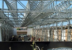 L'interno della nuova struttura, dichiarata inagibile, con la copertura ancora da terminare. Qui le attivita' procedono senza controlli da parte delle autorita'.