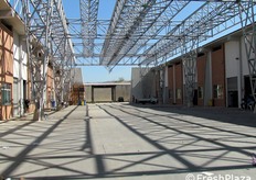 Senza energia elettrica ne' rete fognaria ne' acqua, scegliendo arbitrariamente i box da occupare, senza cancelli o servizi di vigilanza, senza vie di accesso esterne e interne agibili, gli operatori svolgono la loro attivita' quotidianamente, con tacita accondiscendenza del Comune.