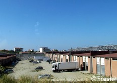 La zona posteriore del mercato, con il piazzale non asfaltato, che nei giorni di pioggia rende difficoltosa la movimentazione delle merci.