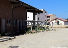 Uno dei pilastri di sostegno, ancora a terra.