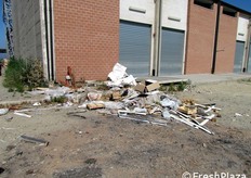 Il degrado che circonda la nuova struttura.