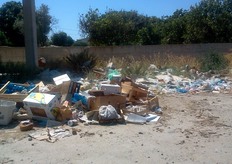 Rifiuti di vario genere gettati in vari angoli della nuova struttura.