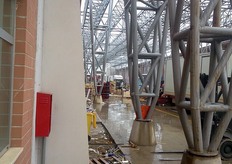 Quando piove, il pavimento all'interno diventa impraticabile e gli automezzi arrivano fin qui per le operazioni di scarico.