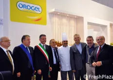 Foto di gruppo presso lo stand Orogel. Il secondo da destra, accanto a Maldini e' Guido Tampieri, attuale Direttore Generale di Agea.