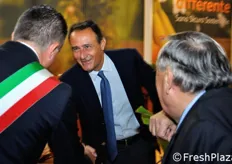 Lucchi e Scarpellini porgono i saluti a Vittorio Grotta (al centro), amministratore delegato di Dole Italia.