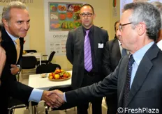 Marco Salvi, presidente di FruitImprese, stringe la mano al ministro. Al centro, Carlo Manzo (vicepresidente CSO).