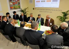 Il tavolo dei lavori tra alcuni rappresentanti del settore ortofrutticolo e il Ministro Catania.