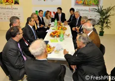 Tra i presenti al tavolo, anche Ibrahim Saadeh e Vincenzo Falconi (rispettivamente presidente e direttore dell'unione nazionale Italia Ortofrutta).