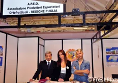 Da sinistra: il presidente di APEO, Giacomo Suglia insieme alla hostess dello stand e a Michele Laporta, presidente della OP Agritalia.