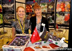 Nevila Sucu e Claudia Fiumicelli mostrano i fichi rossi in esposizione presso lo stand della compagnia turca Aksun.