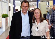 Nicola Antonacci di REV Packaging Solutions, in visita alla fiera, posa insieme al caporedattore di FreshPlaza Italia, Rossella Gigli.