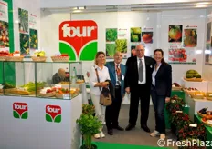 Foto di gruppo presso lo stand dell'azienda sementiera Four: Giovanna Scagnelli, Giuseppe Mazziantonio (azienda Madeco), Pietro Sbarbati e Renata Fava.
