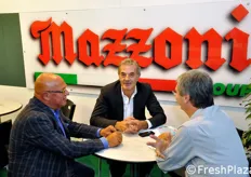 Il direttore commerciale del Gruppo Mazzoni, Sergio Trevisan, a colloquio con dei clienti.