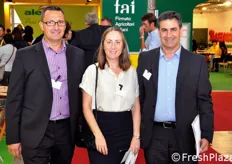 Il caporedattore di FreshPlaza Italia (Rossella Gigli), in compagnia di Giampiero Montis (a sinistra, presidente) e Mario Desogus (a destra, commerciale) della Coop. sarda Villasor.