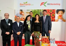 Foto di gruppo presso lo stand di Iberiana-RK Marketing. Il secondo da sinistra e' Carlo Lingua. Accanto a lui, Federica Risso, Yuliya Chyndyaykina, Andrea Daziano e Nicolas Groot.