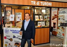 Enrico Turoni presso il suo stand sempre ricco di soluzioni tecnologiche avanzate per la frutticoltura.