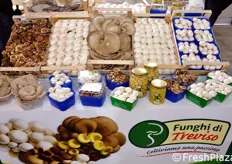Una parte dell'assortimento funghi presso lo stand Unifunghi, il network nato dalla collaborazione di tre partner complementari: Fungorobica, Consorzio Funghi di Treviso e Azienda Agricola Medici Claudio.