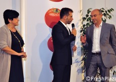 Subito in apertura, l'evento ha voluto tributare un premio alla memoria ad Alessio Pigozzi, direttore generale di Rijk Zwaan Italia e coordinatore del Gruppo Orto wic di Assosementi, prematuramente scomparso ad aprile 2012. La consegna del riconoscimento e' avvenuta nelle mani della vedova, Maria Pigozzi e di Giorgio Foltran (direttore generale della filiale italiana Vilmorin), qui in foto insieme al presentatore della serata.