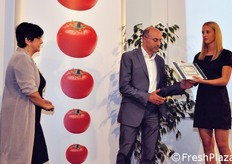 Il momento della consegna della targa a Maria Pigozzi e a Giorgio Foltran.