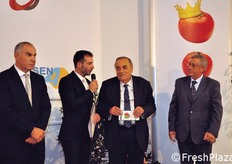 La cerimonia e' passata poi al momento dei saluti ufficiali. Da sinistra a destra: Rosario Sallemi (Agrorà eventi e ideatore del format Tomato Excellent), il presentatore Salvo Falcone, Domenico Scarpellini (presidente di Cesena Fiera) e Salvatore Aiello (Assessore all'agricoltura della Regione Sicilia).