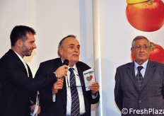 "Domenico Scarpellini ha espresso la propria riconoscenza nei confronti di Rosario Sallemi, organizzatore del Tomato Excellent per aver voluto trasferire la seconda edizione del Premio a Macfrut. "Perche' credo che questa sia la sede adatta per unire tutte le forze, in modo da creare sinergie a favore del settore ortofrutticolo", ha dichiarato il presidente di Cesena Fiera."