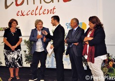 Le migliori varieta' di pomodoro selezionate per le nomination al concorso sono passate al vaglio di una Commissione Tecnica Esaminatrice e di una Commissione Nazionale Giudicatrice – composta da professori universitari, ricercatori, operatori, produttori ed esperti del settore – oltre che da una Commissione Panel Test (novita' rispetto alla prima edizione) che hanno premiato le varieta' che si distinguono sul mercato per caratteristiche organolettiche, adattabilita' nel territorio, resistenze genetiche e competitivita' nazionale e internazionale. In foto, alcuni membri delle commissioni giudicatrici.