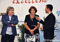 Biagio Di Mauro (centro per le colture protette di Comiso-RG e presidente della Commissione Nazionale Giudicatrice) e Marina Barba (CRA-PAV Centro di Ricerca per la Patologia Vegetale di Roma), insieme al presentatore.