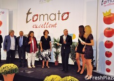 Rosario Sallemi (sulla destra, accanto alle hostess), consegna una pergamena celebrativa ai membri delle commissioni invitati sul palco. Da sinistra a destra: Biagio Di Mauro, Salvatore Sammito (agronomo), Stefania Grillo (CNR IGV Istituto di genetica Vegetale di Portici-NA) e Marina Barba.