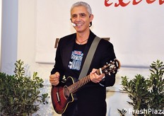 Danilo Vizzini e' attore comico, intrattenitore, cantante, imitatore, caratterista e... musicista.