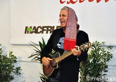 "Una divertente trasposizione siciliana dei Bee Gees. Invece che "Staying Alive", il ritornello della canzone e' diventato "Stendilo e Lavalo"."