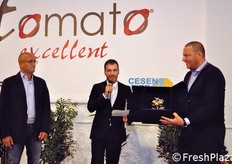 Si entra nel vivo della cerimonia di premiazione. Rosario Tumino, area manager di Nunhems (a sinistra), riceve il premio per il pomodoro insalataro Marimba dalle mani di Sebastiano Fortunato, presidente del Consorzio di tutela del Pomodoro di Pachino IGP (a destra).