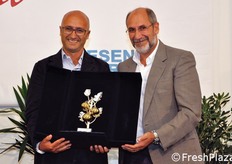 Non fa in tempo a scendere dal palco che, subito dopo, Rosario Tumino vi torna di nuovo! Nella categoria dei costoluti, infatti, la selezione Marinda di Nunhems si e' aggiudicata il primo premio. La consegna del riconoscimento avviene dalle mani di Emanuele Garrasi, amministratore di Agriplast (a destra).