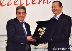 "Per la categoria del pomodoro San Marzano, il vincitore risulta la selezione Pozzano di Enza Zaden. Il general manager di Enza Zaden Italia, Giuseppe Arnesi (a sinistra) riceve il premio dalle mani di Luigi Bianchi, direttore di Cesena Fiera (a destra). Arnesi dichiarera' subito dopo: "Siamo ancor piu' felici per questo riconoscimento, in quanto dal 2001 abbiamo aperto una stazione sperimentale proprio in Sicilia, dove il pomodoro Pozzano e' stato costituito, prendendo cosi' i natali siciliani!"