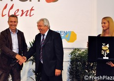 Per la categoria dei pomodori Cuore di Bue il premio va alla Syngenta, con la sua selezione varietale Arawak. A consegnare il premio a Renzo Lazzarin (Product Manager di Syngenta Seeds, sulla sinistra) e' Luciano Trentini (CSO).