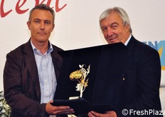 "Renzo Lazzarin (Syngenta) riceve il premio dalle mani di Luciano Trentini (CSO). Trentini dichiarera' subito dopo: "Conosco Renzo da quando eravamo ragazzi e percio' sono ancor piu' compiaciuto di premiare lui e la sua azienda per l'eccellenza dimostrata in uno dei segmenti piu' tipici e rappresentativi della produzione italiana di pomodoro"."