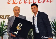 Il premio per la categoria dei pomodori Plum va alla selezione Syr Elyan della Vilmorin. Il premio viene consegnato dall'Avv. Santino Garuffi (a destra) nelle mani di Giorgio Foltran (direttore generale della filiale italiana Vilmorin).