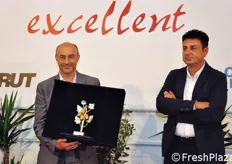 Giorgio Foltran (Vilmorin, a sinistra), mostra con orgoglio il riconoscimento appena ottenuto.