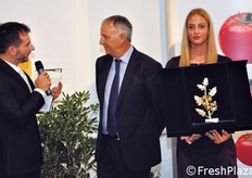 Viene chiamato sul palco Massimo Pavan, vicepresidente del Consorzio del Pomodoro di Pachino IGP (al centro). Dovrebbe consegnare il premio ad Angelo Boni, responsabile R&D di ISI Sementi, in quanto la selezione varietale Pixel si e' aggiudicata il primo posto tra i pomodori miniplum, ma il dott. Boni non si trova in sala. Il presentatore Salvo Falcone approfitta per porgere qualche domanda a Massimo Pavan.