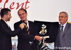 "Gli organizzatori dell'evento hanno voluto assegnare un premio alla carriera all'israeliano Eytan Kachel, ex direttore vendite e marketing per la compagnia sementiera israeliana "Hazera Genetics" (al centro della foto, insieme al presentatore della serata, Salvo Falcone, e all'assessore all'agricoltura della regione Sicilia, Francesco Aiello)."