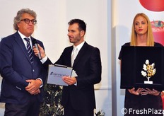 Viene chiamato sul palco il capoufficio stampa della Provincia Regionale di Ragusa, Gianni Mole' (a sinistra), il quale dovrebbe assegnare il primo premio per la categoria del datterino alla selezione Lobello (Esasem), ma l'area manager di Esasem, Franco Da Re, non si trova in sala.
