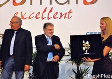 C'e' invece a ritirare il premio assegnato al pomodoro Ventero di Seminis-Monsanto per il segmento dei grappolo Angelo Crucitti (Sales District Manager Seminis per la Sicilia, a sinistra), mentre pronto alla consegna e' Roberto Piazza (Fedagromercati, a destra).