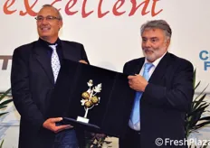 La consegna del premio ad Angelo Crucitti (Seminis) da parte di Roberto Piazza (Fedagromercati).