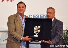 "L'Assessore all'agricoltura della Regione Sicilia, Francesco Aiello (a destra), consegna il primo premio per il segmento dei pomodori cherry a Mauro Betti, Sales Manager presso Clause Italia (a sinistra). La selezione varietale premiata per questa categoria e' risultata infatti il pomodoro "Creativo" di Clause."